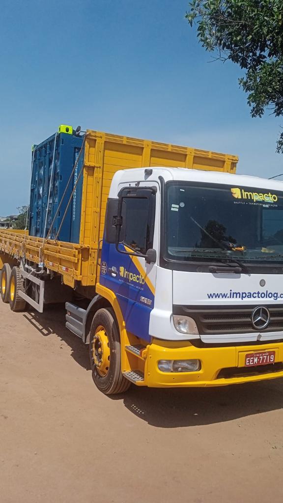 Caminhão Mercedes-Benz Atego da Impacto carregado e identificado com a marca