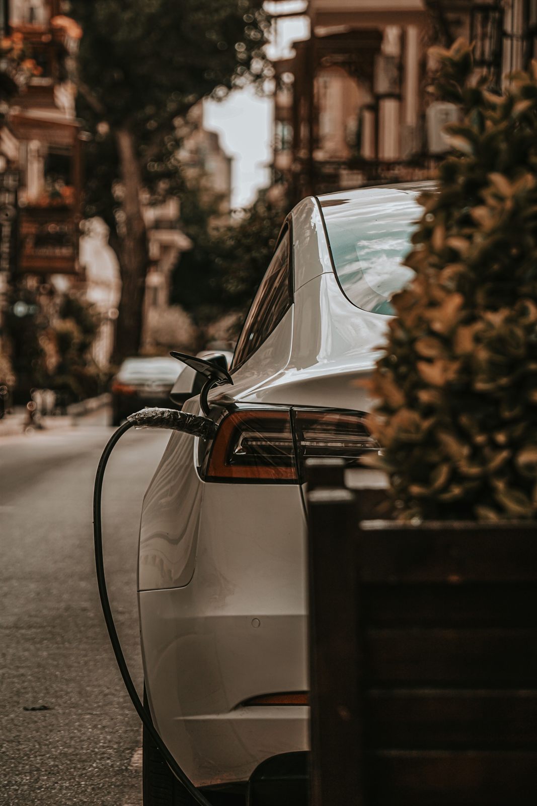 Veículo elétrico em recarga na cidade