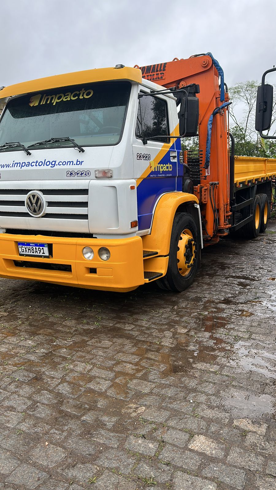 Caminhão munck Volkswagen da Impacto