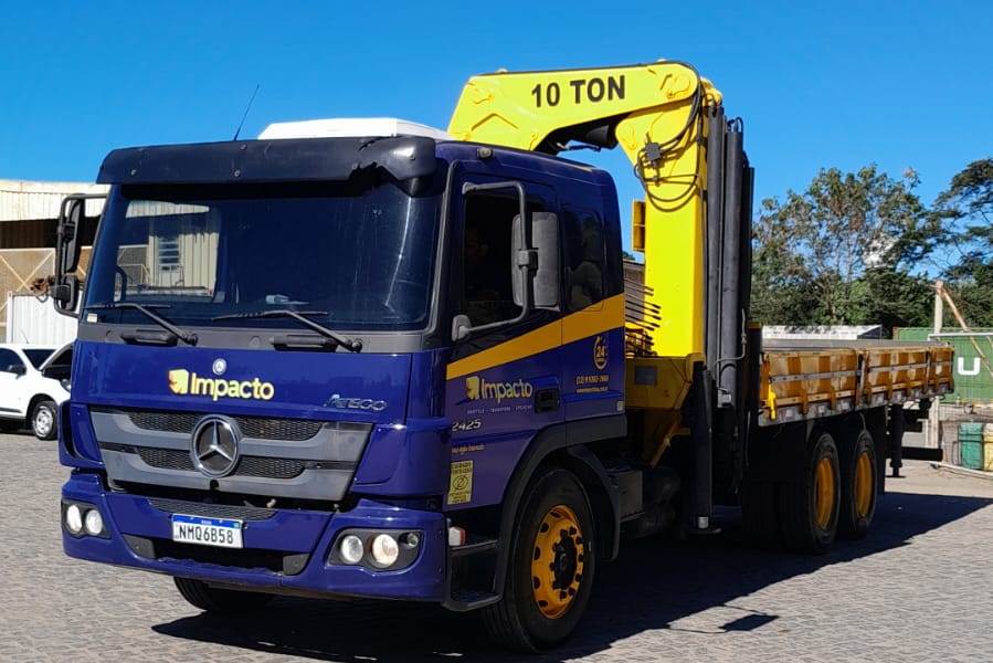 Caminhão munck da Impacto com guindaste articulado